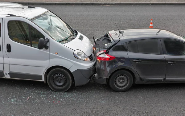 Autounfall Mit Zwei Autos Auf Einer Stadtstraße — Stockfoto