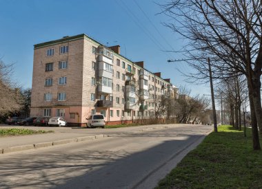 Rovno, Ukrayna - 09 Nisan 2018: Eski tipik konut beş katlı Khrushchyovka ev. Ucuz Daire bina Sovyetler Birliği'nde geliştirilen bir türünün resmi olmayan bir isim.