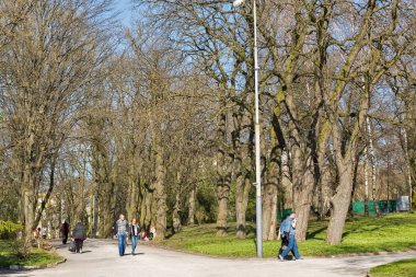 Rovno, Ukrayna - 09 Nisan 2018: Tanınmayan insanlar Taras Şevçenko erken Bahar Parkta yürümek. Rovno veya Rivne Batı Ukrayna ve Volhinya tarihi bölgesinde tarihi bir şehirdir.