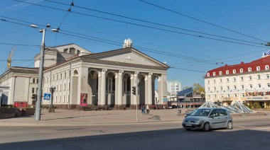 Rovno, Ukrayna - 09 Nisan 2018: İnsanlar akademik Ukrayna müzik ve Drama Tiyatrosu önünde yürüyüş. Rovno veya Rivne Batı Ukrayna ve Volhinya tarihi bölgesinde tarihi bir şehirdir.