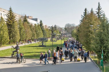 Rovno, Ukrayna - 09 Nisan 2018: Tanınmayan insanlar kuğu erken Bahar Parkta yürümek. Rovno veya Rivne Batı Ukrayna ve Volhinya tarihi bölgesinde tarihi bir şehirdir.
