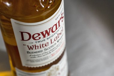 KIEV, UKRAINE - 11 Kasım 2018: Dewar 's White Label karıştırılmış Scotch Whisky. Dewar 'ın viskileri 20' den fazla ülkede 400 'den fazla ödül ve madalya kazandı..