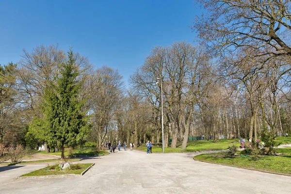 Rovno Ukrajina Dubna 2018 Nerozpoznaný Lidé Chodí Parku Brzy Jaře — Stock fotografie