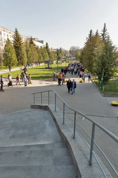 Rovno Ukrayna Nisan 2018 Tanınmayan Insanlar Kuğu Erken Bahar Parkta — Stok fotoğraf