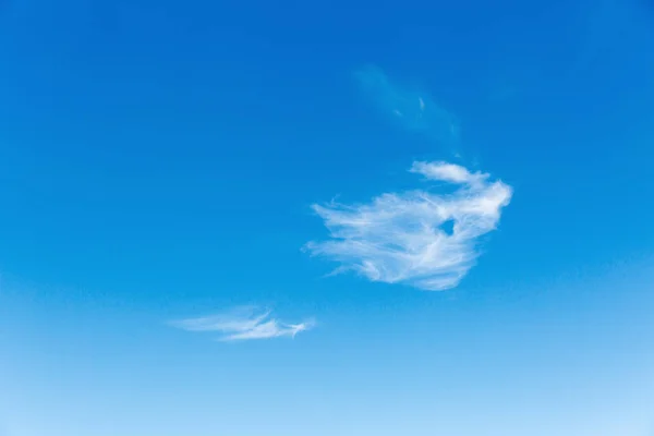 Μπλε Ουρανό Και Αφράτα Σύννεφα Φόντο — Φωτογραφία Αρχείου