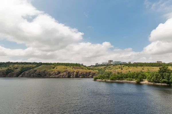 Khortytsia island, Zaporizhia stadsgezicht en rivier Dnjepr, Oekraïne. — Stockfoto