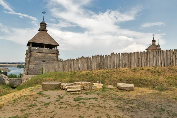 Zaporozhskaya Sich edificios en la isla de Jortytsia, Ucrania . —  Fotos de Stock