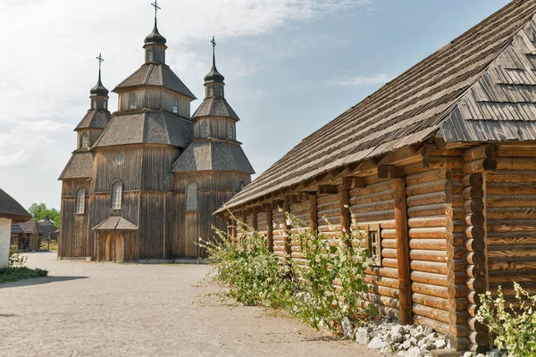 Zaporozhskaya Sich edifícios na ilha de Khortytsia, Ucrânia . — Fotografia de Stock