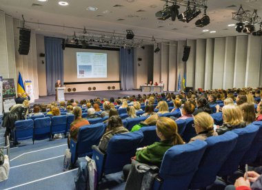 Kiev, Ukrayna derste insanlar dinlemek.