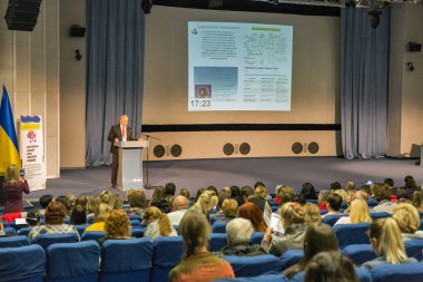 Kiev, Ukrayna derste insanlar dinlemek.