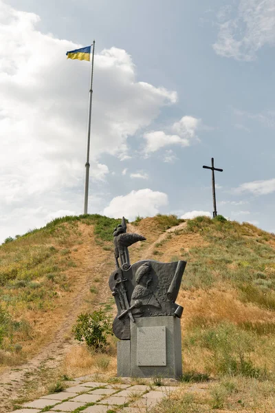 Bandera de Ucrania y monumento conmemorativo en Khortytsia, Ucrania . — Foto de Stock