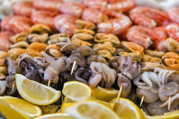 Appetizing skewers of seafoods closeup. — Stock Photo, Image