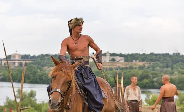 Ukrainian Cossacks in Zaporozhian Sich. Khortytsia island, Ukraine. — Stock Photo, Image