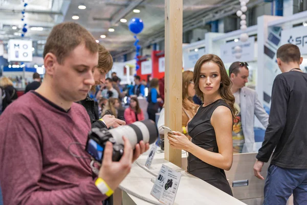 Az emberek tesztelés professzionális fotókamerák a Sony standján. Kyiv, Ukrajna. — Stock Fotó