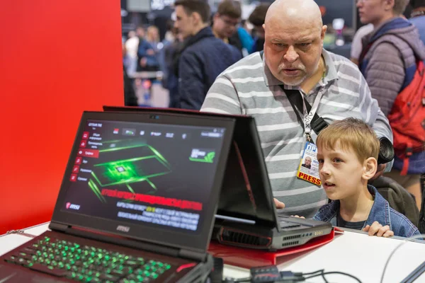 La gente visita el stand del MSI durante CEE 2019 en Kiev Ucrania  . — Foto de Stock