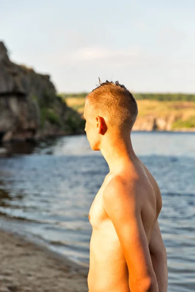 Guy portret op de achtergrond van River Beach — Stockfoto