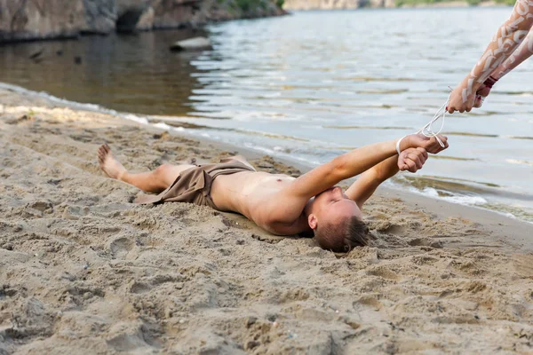 Young white man in loincloth is bound by the river — Stock Photo, Image