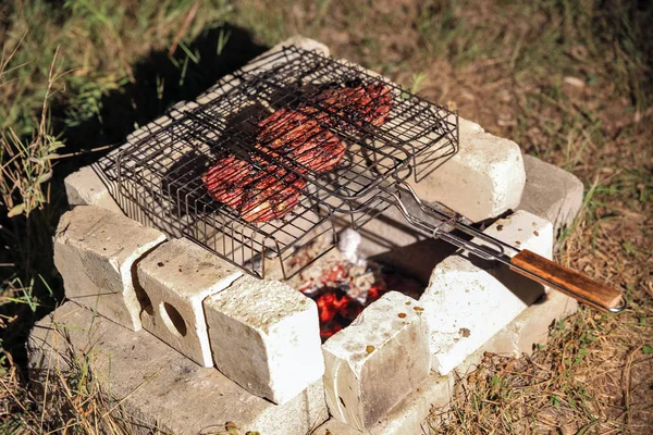 Cozinhar bifes grelhados — Fotografia de Stock
