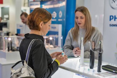 Philips Sonicare elektrikli diş fırçası standında Cee 2019 sırasında Kyiv, Ukrayna.