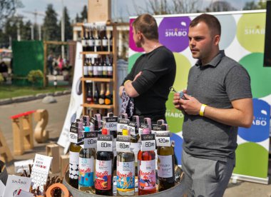 Kiev Şarap Festivali sırasında Shabo Ukrayna şarapçılık standı, Ukrayna.