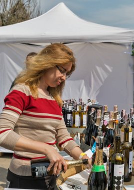 Kiev Şarap Festivali sırasında Shabo Ukrayna şarapçılık standı, Ukrayna.