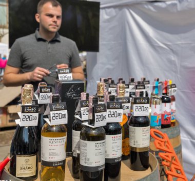 Kiev Şarap Festivali sırasında Shabo Ukrayna şarapçılık standı, Ukrayna.