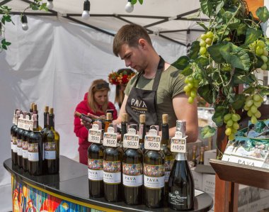 Kiev Şarap Festivali sırasında Pava Ukrayna şarapçılık standı, Ukrayna.