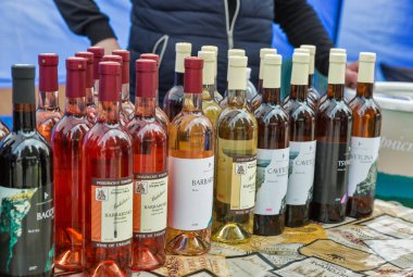 Şarap Festivali sırasında Ukrayna şarapçılık standı. Kiev, Ukrayna.