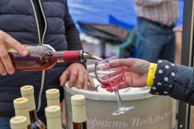 Şarap Festivali sırasında Barbaryska Ukrayna şarapçılık standı. Kiev, Ukrayna.
