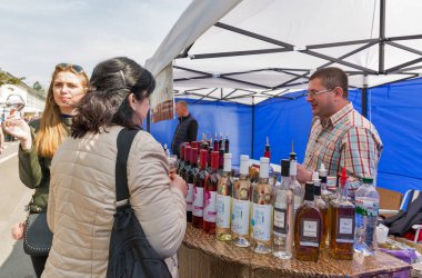 Şarap Festivali sırasında Vitaliy Malanchuk Ukrayna şarapçılık standı. Kiev, Ukrayna.