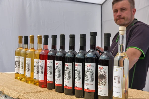 A legtöbb bor ukrán pincészete standján Borfesztivál. Kyiv, Ukrajna. — Stock Fotó