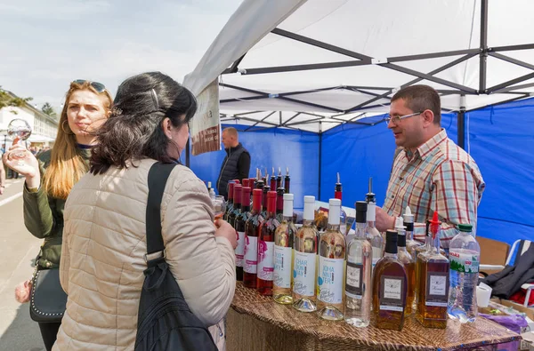 Şarap Festivali sırasında Vitaliy Malanchuk Ukrayna şarapçılık standı. Kiev, Ukrayna.