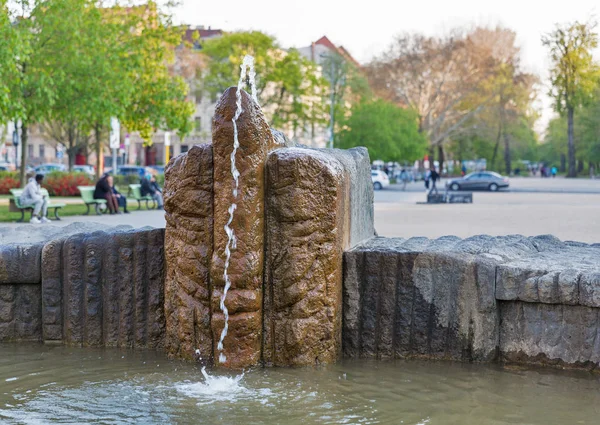 Fuente de dragón en la plaza Oranien en Berlín, Alemania . — Foto de Stock