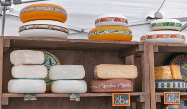 Kiev Gıda ve Şarap Festivali sırasında Peynir standı, Ukrayna.