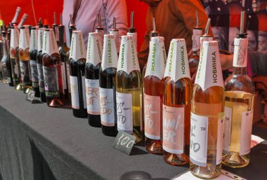 Şarap Festivali sırasında Besarabia Ukrayna şarapçılık standı. Kiev, Ukrayna.