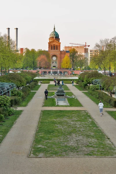 Parque em frente a Angel lagoa em Berlim, Alemanha . — Fotografia de Stock