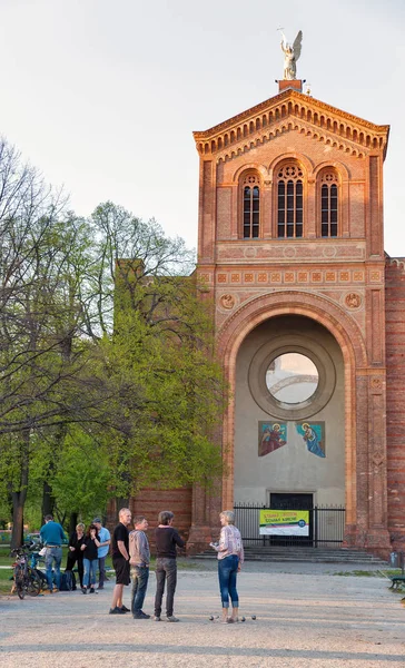 Mensen spelen bocce voor de kerk van Michael. Berlijn, Duitsland. — Stockfoto