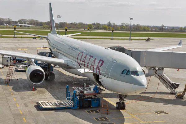 Qatar Airways Airbus A330 in Boryspil luchthaven, Oekraïne. — Stockfoto