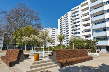 Berlin, Almanya'da çiçek açan ağaçlarla rahat küçük bir bahçe.