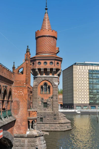 Toren van de Oberbaum-brug in Berlijn. — Stockfoto