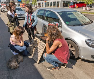 Berlin Bijouterie sokak satıcısı, Almanya.