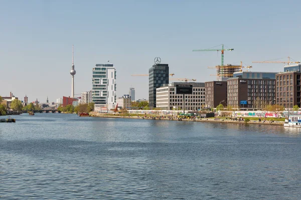 Paesaggio urbano di Berlino con fiume Sprea, Germania . — Foto Stock