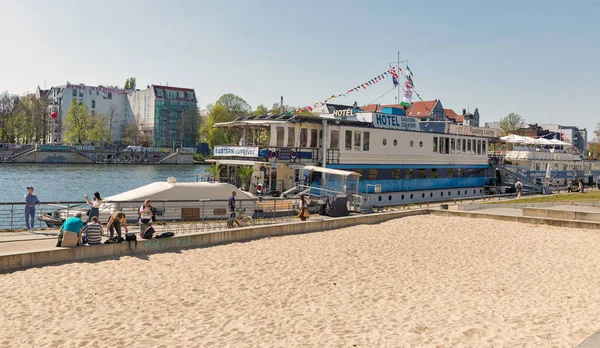 Yüzen otel Eastern Comfort on Spree nehri, Berlin, Almanya. — Stok fotoğraf