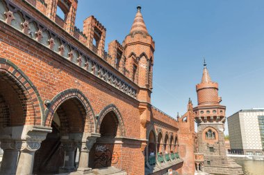Berlin, Almanya 'daki Oberbaum Köprüsü.