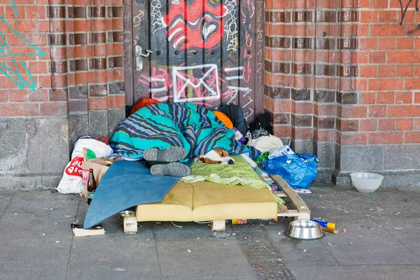 독일 베를린의 오버바움 다리에서 노숙자. — 스톡 사진