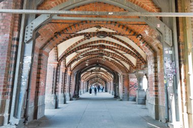 Berlin, Almanya 'daki Oberbaum Köprüsü.