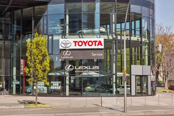 Toyota Lexus samochód Showroom zewnątrz w Berlinie, Niemcy. — Zdjęcie stockowe