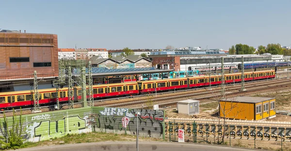 Železniční stanice S-Bahn, Warschauer Street v Berlíně, Německo — Stock fotografie