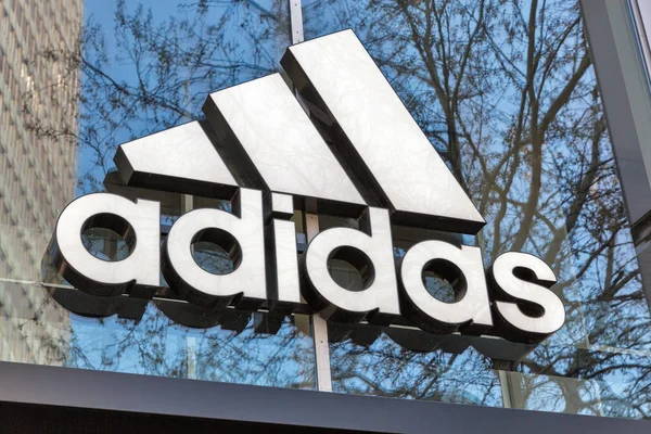 Berlin, Almanya'da Adidas mağazası. — Stok fotoğraf