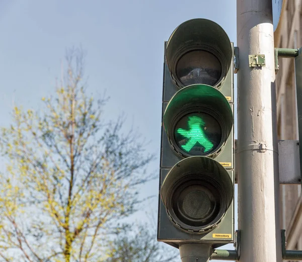 Ampelmann symbol pokazany na sygnałach pieszych w Berlinie, Niemcy. — Zdjęcie stockowe
